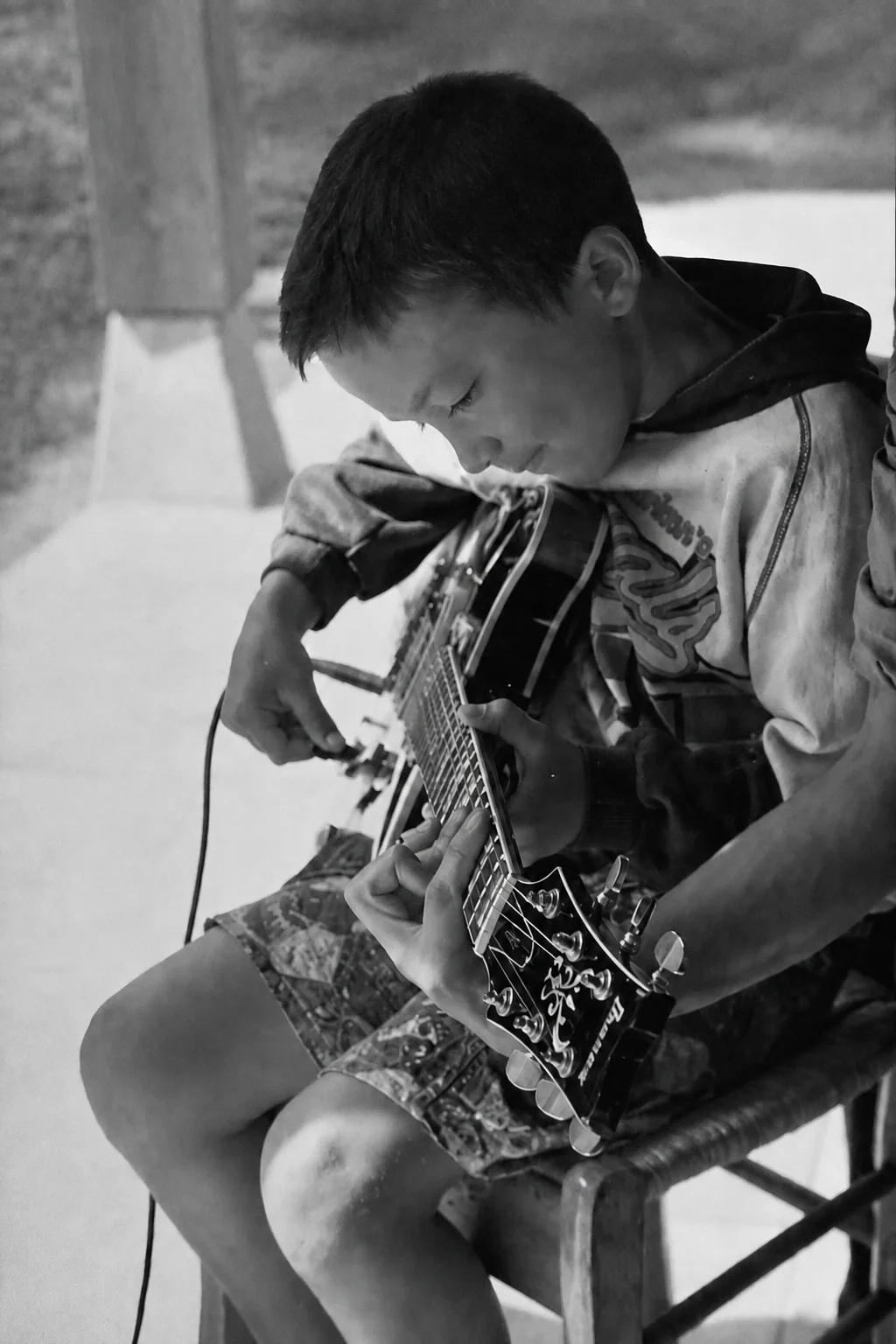 Enfant apprenant à jouer de la guitare
